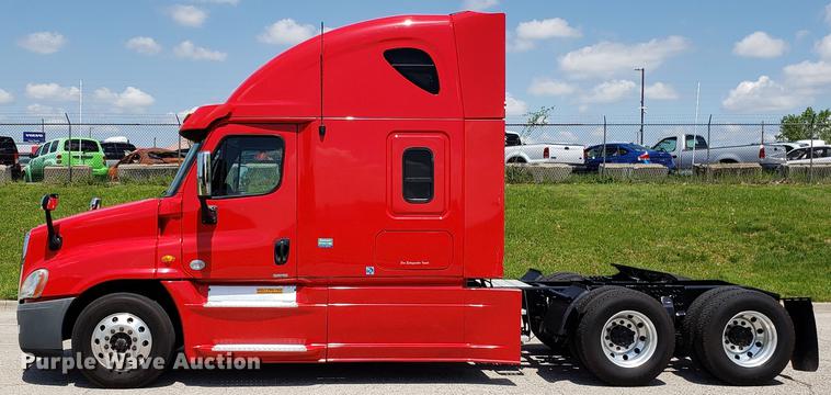 image for item EN9923 2013 Freightliner Cascadia semi truck