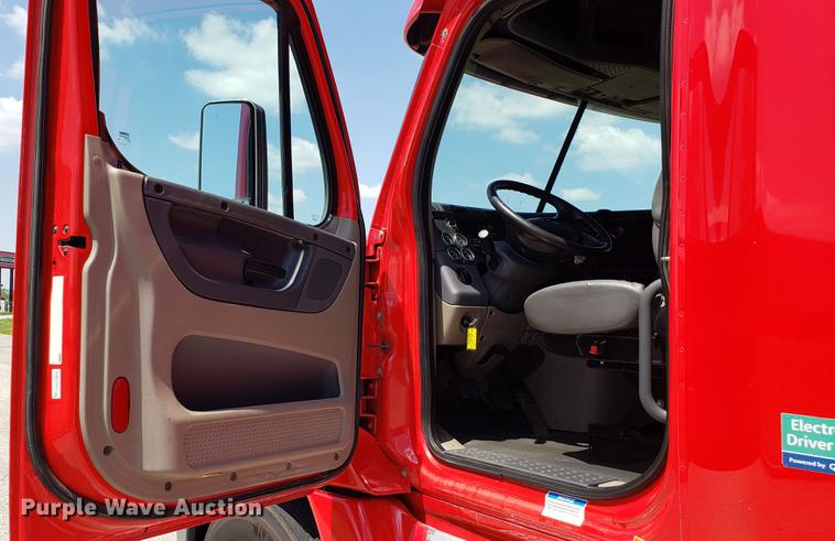 image for item EN9923 2013 Freightliner Cascadia semi truck