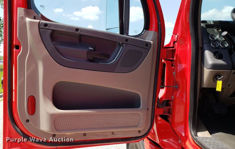 image for item EN9923 2013 Freightliner Cascadia semi truck