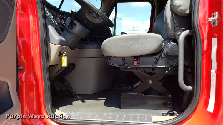 image for item EN9923 2013 Freightliner Cascadia semi truck