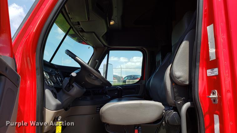image for item EN9923 2013 Freightliner Cascadia semi truck
