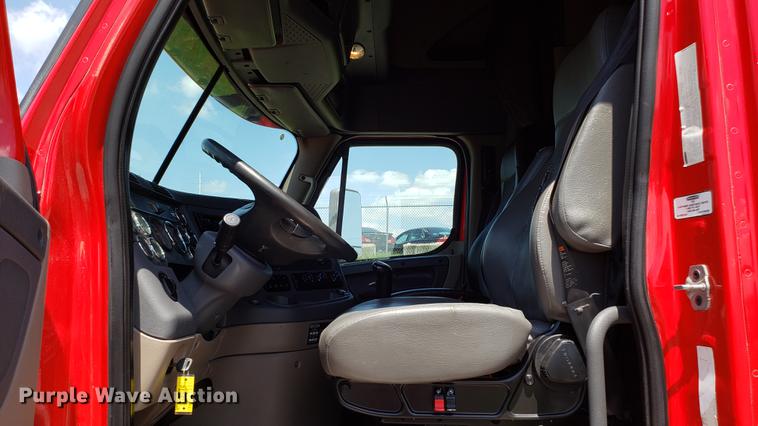 image for item EN9923 2013 Freightliner Cascadia semi truck
