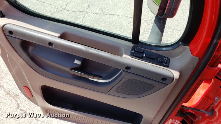 image for item EN9923 2013 Freightliner Cascadia semi truck