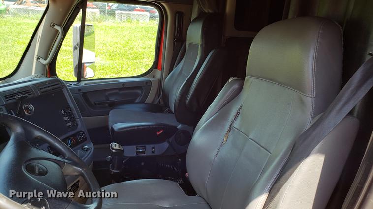 image for item EN9923 2013 Freightliner Cascadia semi truck