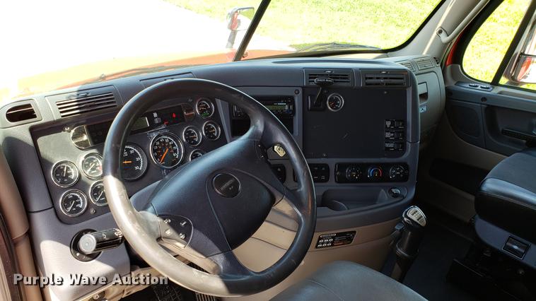 image for item EN9923 2013 Freightliner Cascadia semi truck