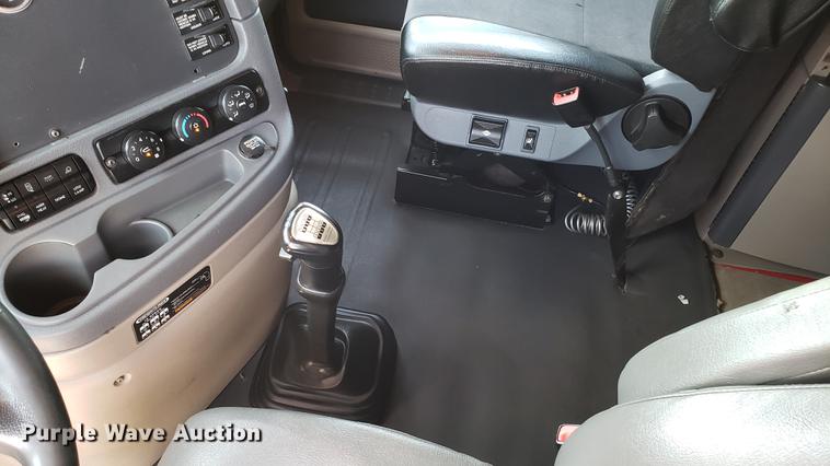 image for item EN9923 2013 Freightliner Cascadia semi truck