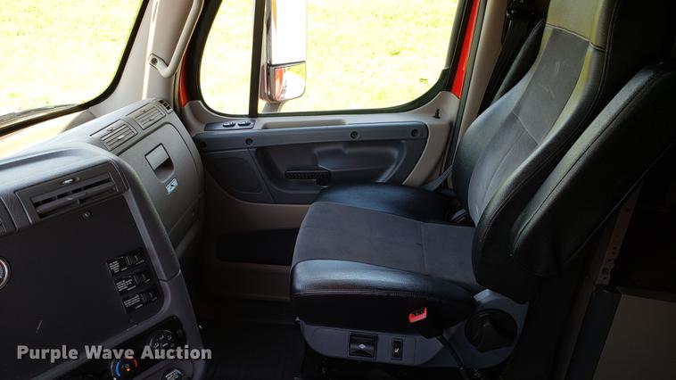 image for item EN9923 2013 Freightliner Cascadia semi truck