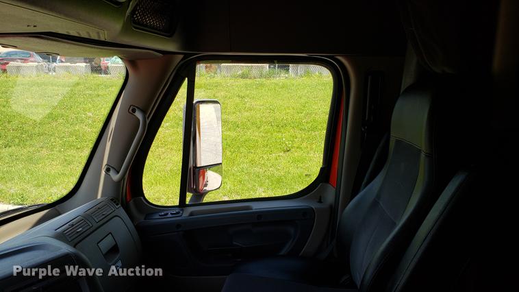 image for item EN9923 2013 Freightliner Cascadia semi truck