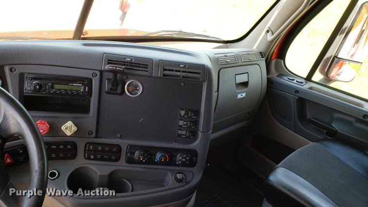 image for item EN9923 2013 Freightliner Cascadia semi truck