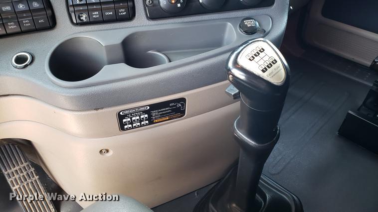 image for item EN9923 2013 Freightliner Cascadia semi truck