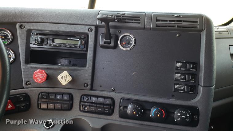 image for item EN9923 2013 Freightliner Cascadia semi truck