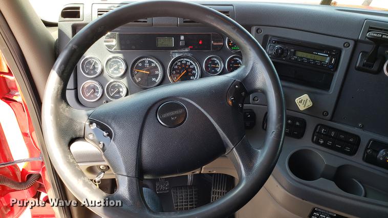 image for item EN9923 2013 Freightliner Cascadia semi truck