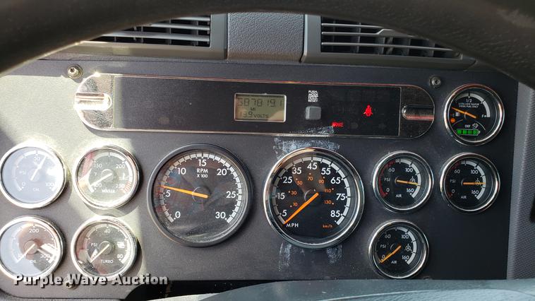 image for item EN9923 2013 Freightliner Cascadia semi truck