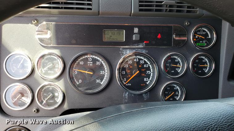 image for item EN9923 2013 Freightliner Cascadia semi truck