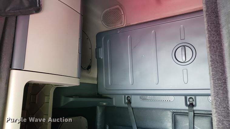 image for item EN9923 2013 Freightliner Cascadia semi truck