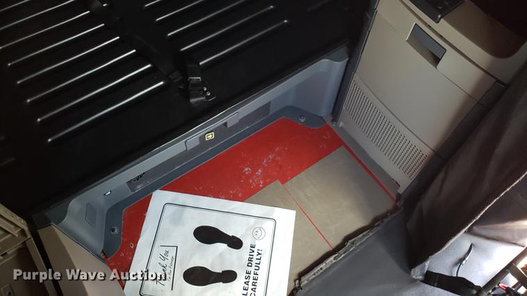 image for item EN9923 2013 Freightliner Cascadia semi truck