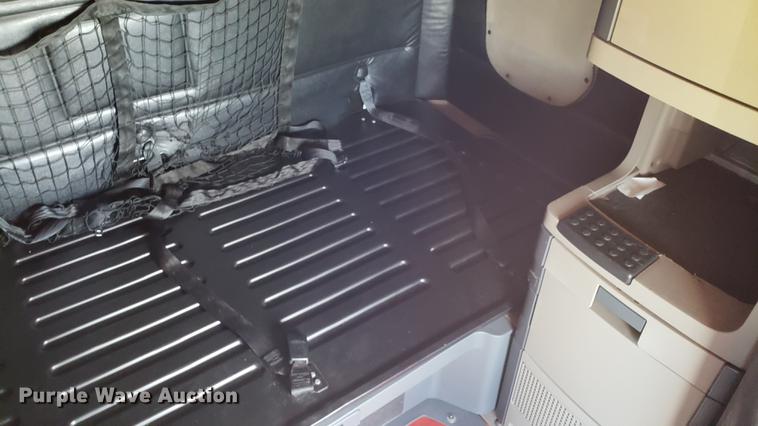 image for item EN9923 2013 Freightliner Cascadia semi truck