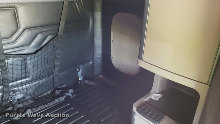 image for item EN9923 2013 Freightliner Cascadia semi truck