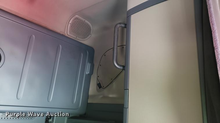 image for item EN9923 2013 Freightliner Cascadia semi truck