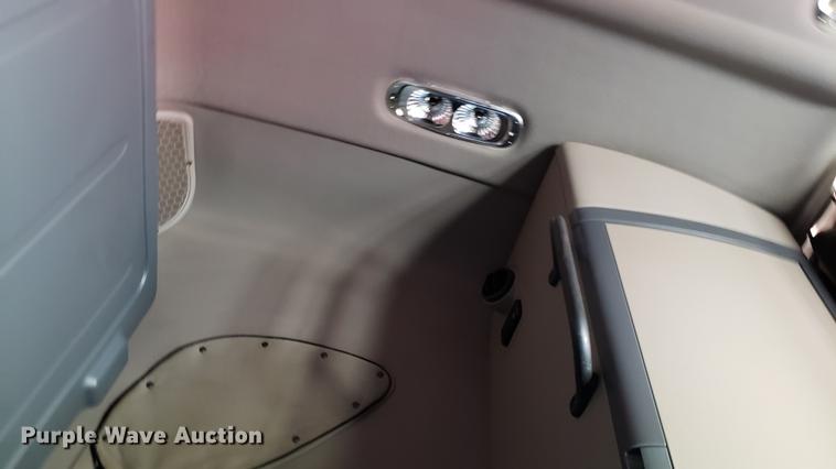 image for item EN9923 2013 Freightliner Cascadia semi truck