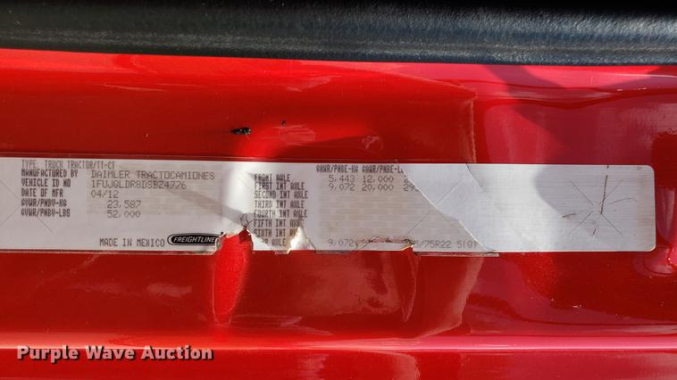 image for item EN9923 2013 Freightliner Cascadia semi truck