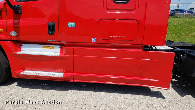 image for item EN9923 2013 Freightliner Cascadia semi truck