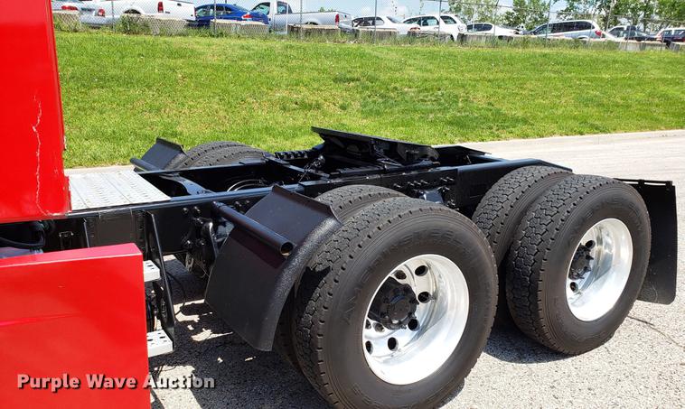 image for item EN9923 2013 Freightliner Cascadia semi truck