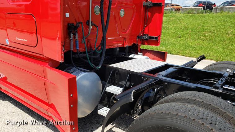 image for item EN9923 2013 Freightliner Cascadia semi truck