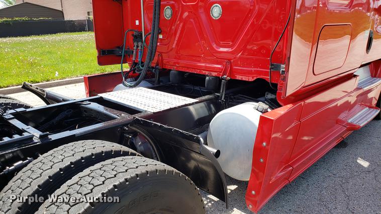 image for item EN9923 2013 Freightliner Cascadia semi truck