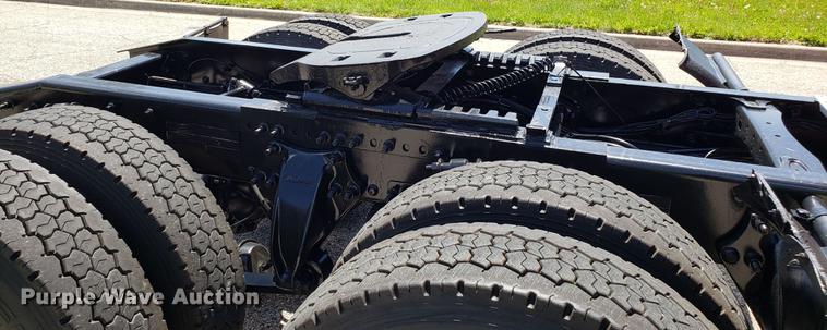 image for item EN9923 2013 Freightliner Cascadia semi truck