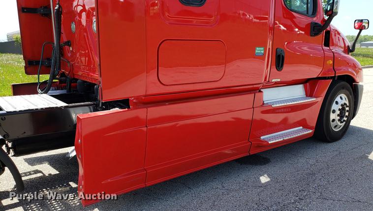 image for item EN9923 2013 Freightliner Cascadia semi truck