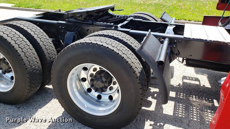 image for item EN9923 2013 Freightliner Cascadia semi truck