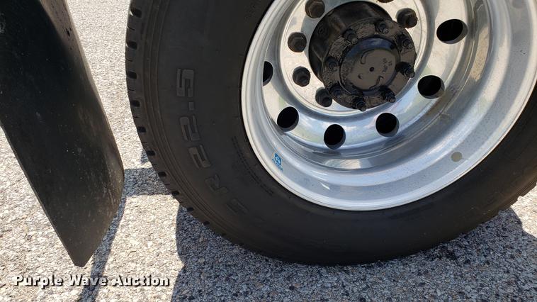 image for item EN9923 2013 Freightliner Cascadia semi truck