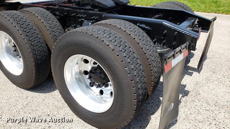 image for item EN9923 2013 Freightliner Cascadia semi truck