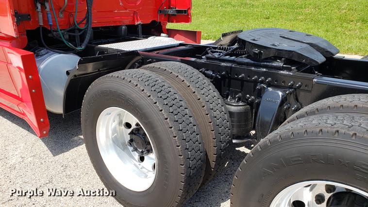 image for item EN9923 2013 Freightliner Cascadia semi truck