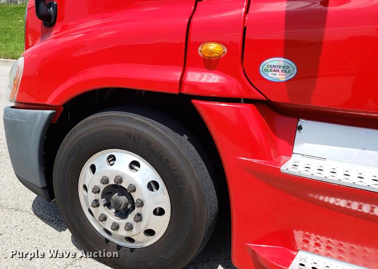 image for item EN9923 2013 Freightliner Cascadia semi truck