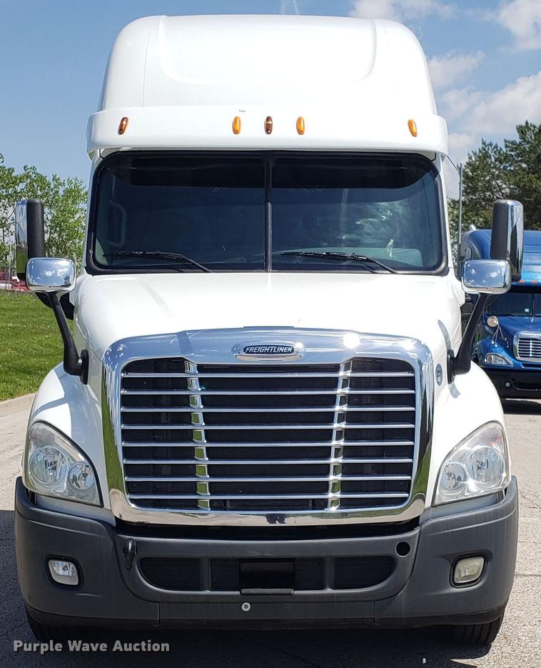 image for item EN9926 2014 Freightliner Cascadia semi truck