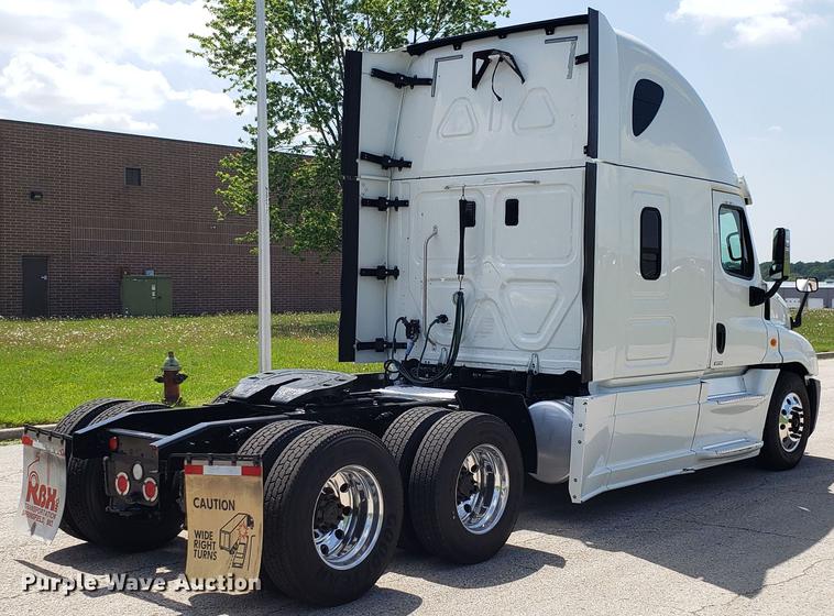 image for item EN9926 2014 Freightliner Cascadia semi truck