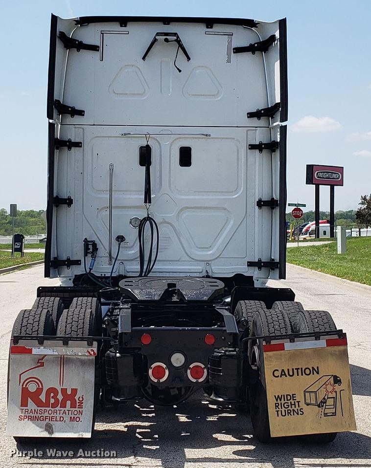 image for item EN9926 2014 Freightliner Cascadia semi truck