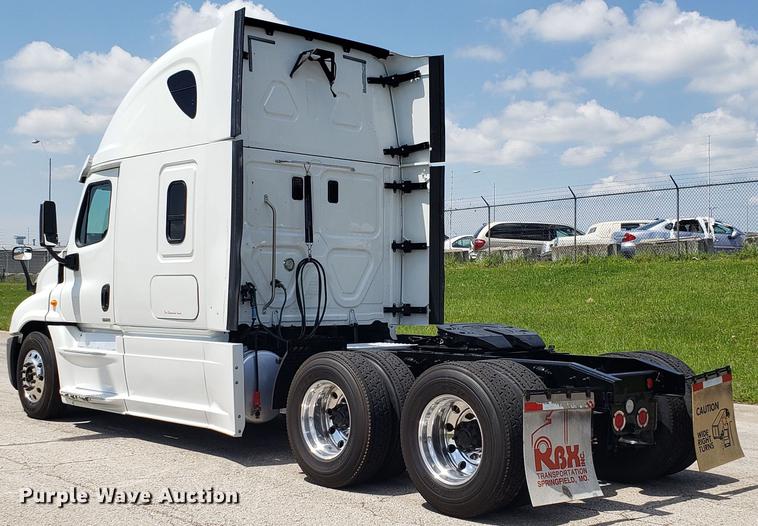 image for item EN9926 2014 Freightliner Cascadia semi truck