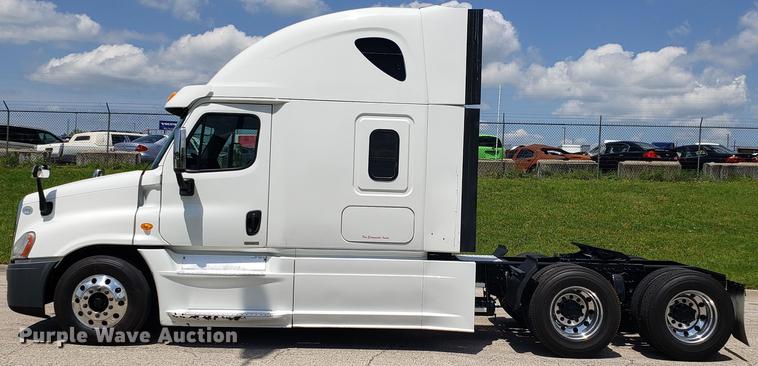image for item EN9926 2014 Freightliner Cascadia semi truck