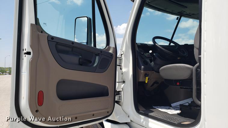 image for item EN9926 2014 Freightliner Cascadia semi truck