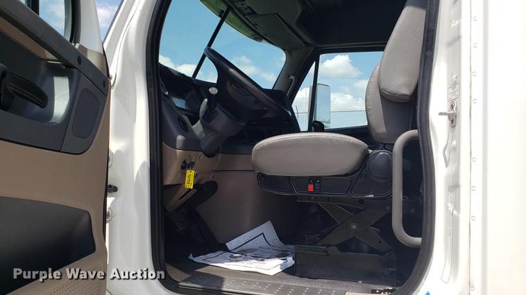 image for item EN9926 2014 Freightliner Cascadia semi truck