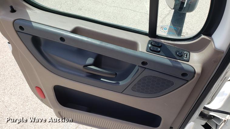 image for item EN9926 2014 Freightliner Cascadia semi truck