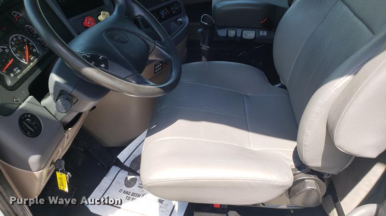 image for item EN9926 2014 Freightliner Cascadia semi truck