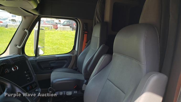 image for item EN9926 2014 Freightliner Cascadia semi truck