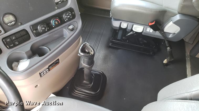 image for item EN9926 2014 Freightliner Cascadia semi truck