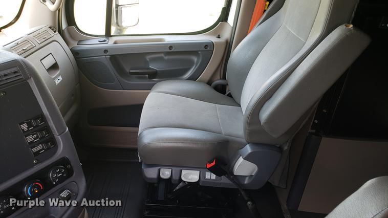 image for item EN9926 2014 Freightliner Cascadia semi truck