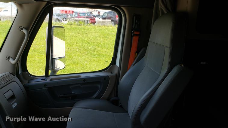 image for item EN9926 2014 Freightliner Cascadia semi truck