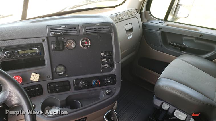 image for item EN9926 2014 Freightliner Cascadia semi truck